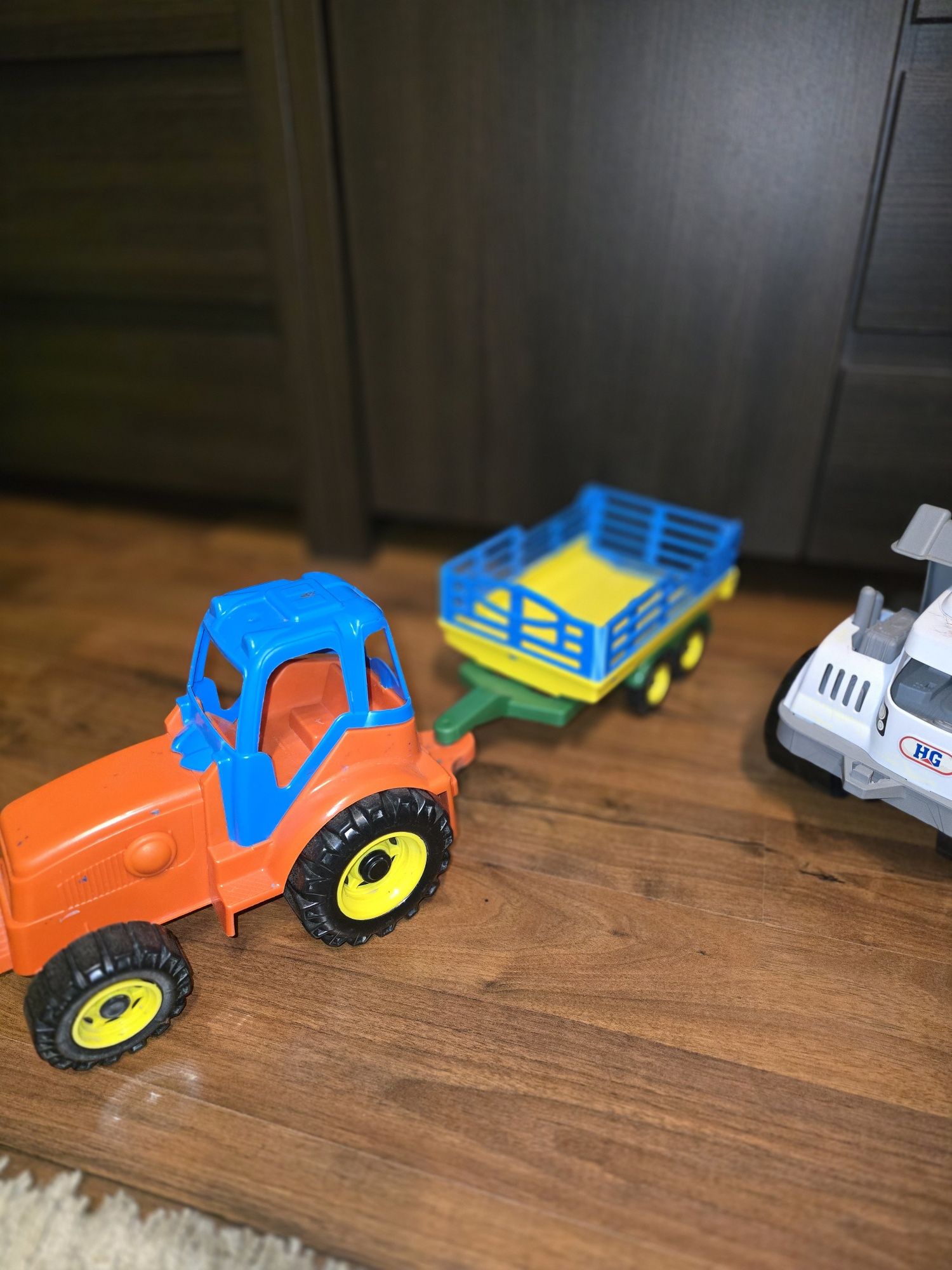 Duże samochody dla maluszka traktor