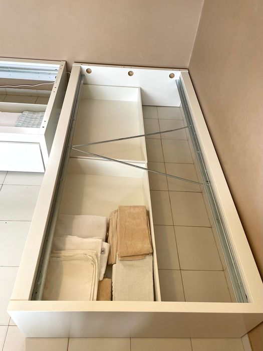 Duas camas Individuais uma pessoa 90x200
IKEA com caixas de arrumações