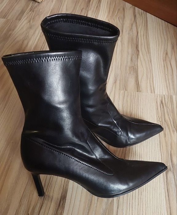 Ботильйони BERSHKA чорні