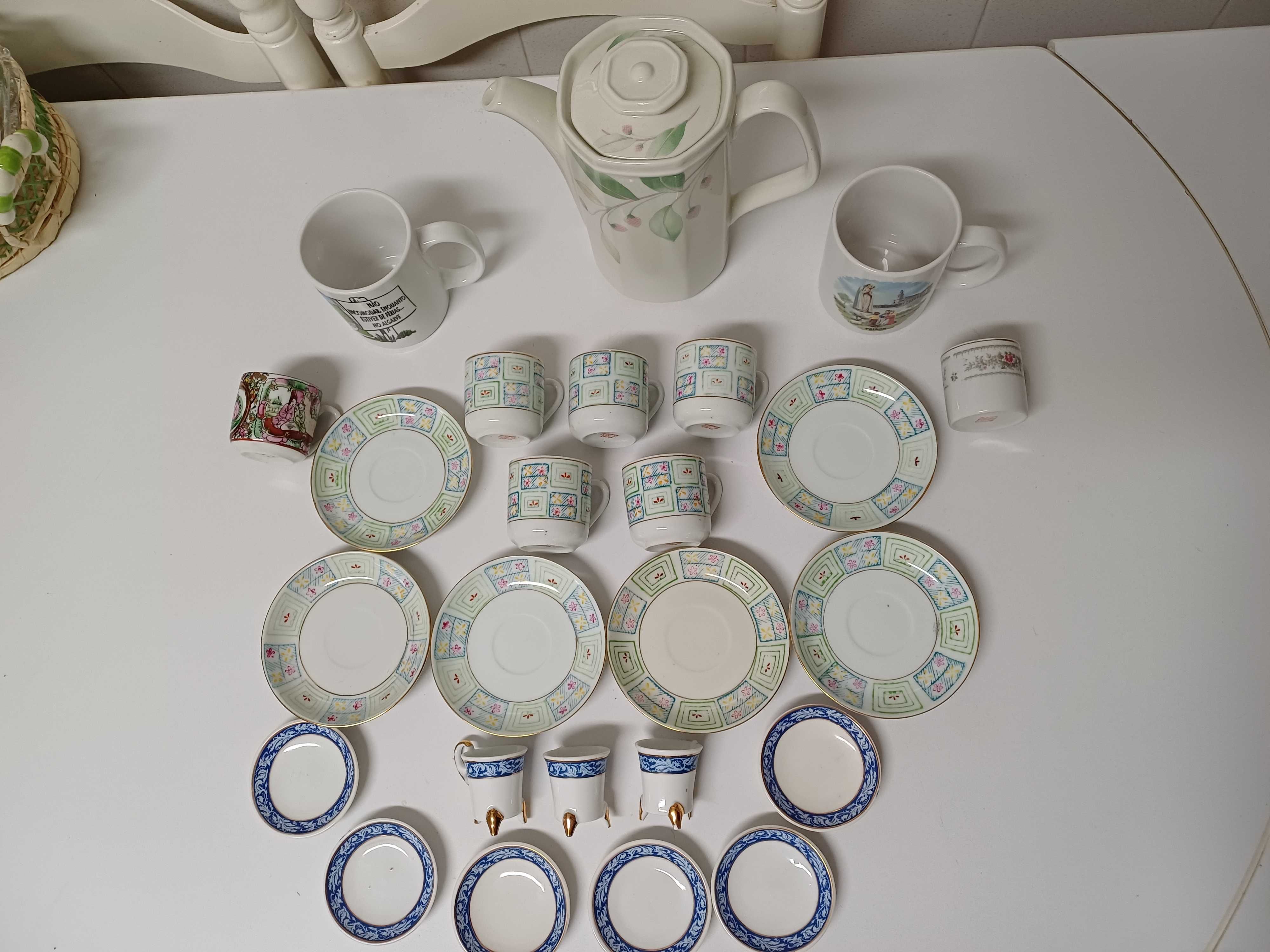 Serviços de chá ou café com bule e canecas