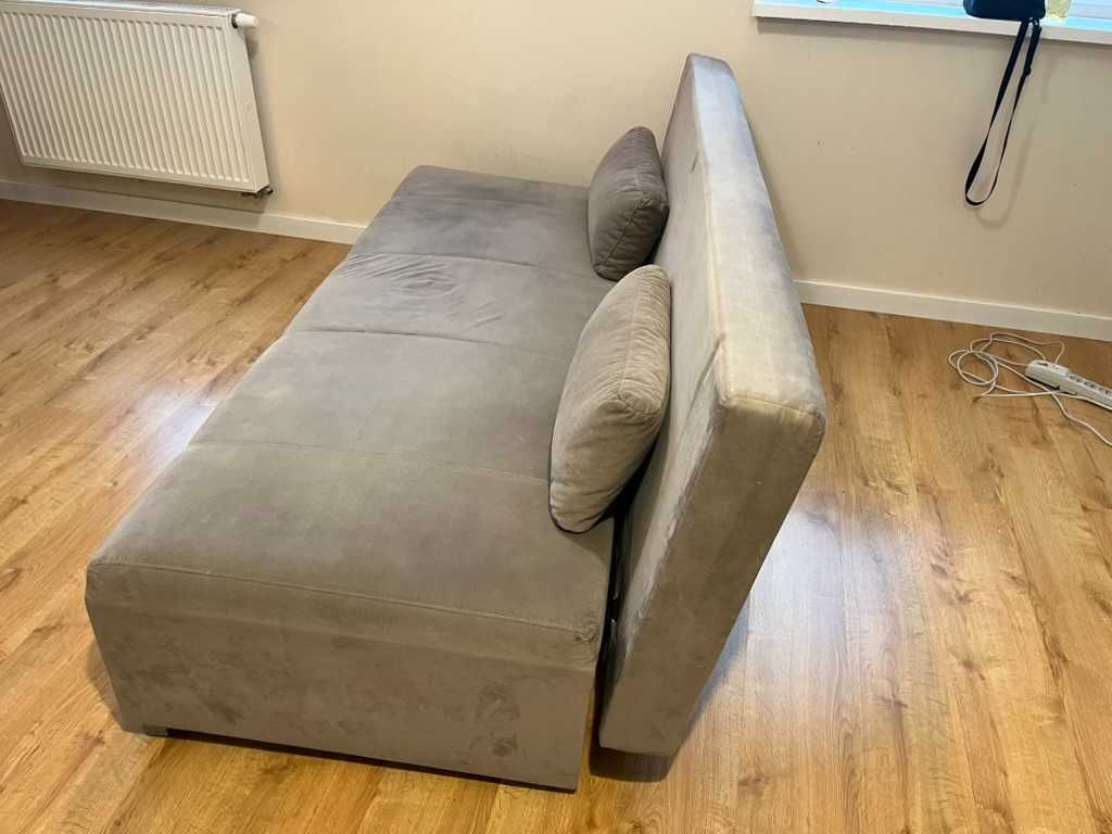 Rozkładana sofa z pojemnikiem na pościel – aksamit