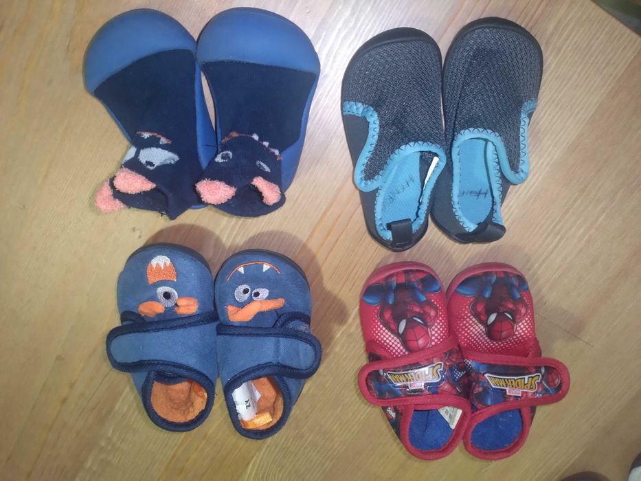 4 pares de pantufas de bebê