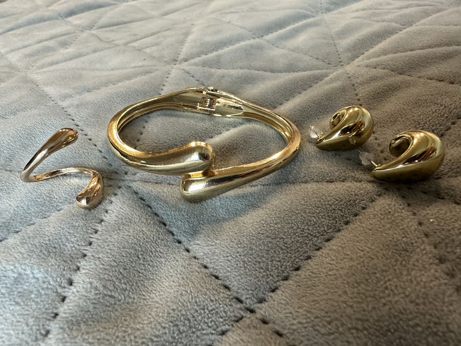 Pulseria, brincos e anel, conjunto de jóias, muito bonitos