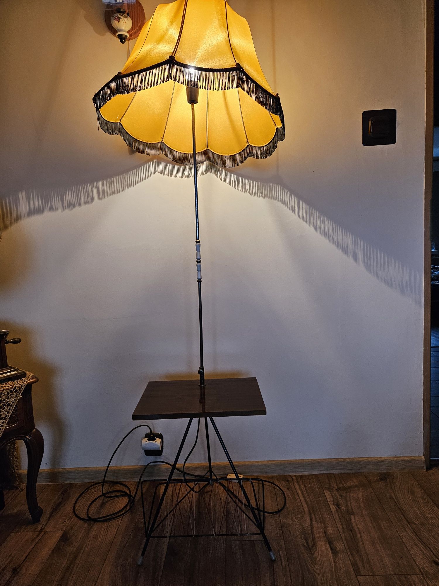 Stara lampa z gazetnikiem desing projekt T.K.KUBACKI - sygnatura