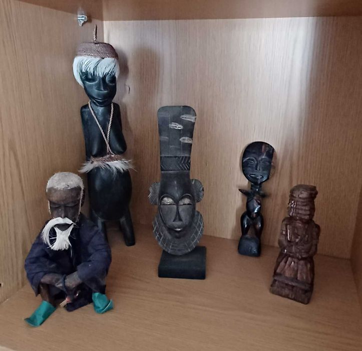 Estatuetas em madeira