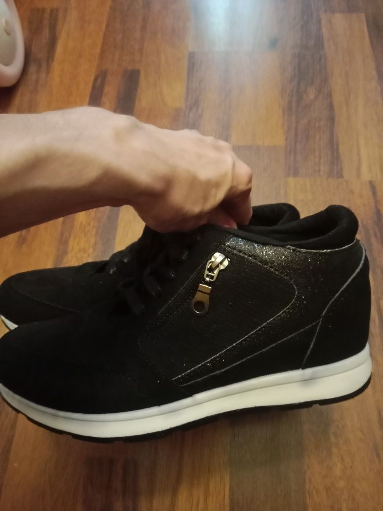 Buty damskie na koturnie