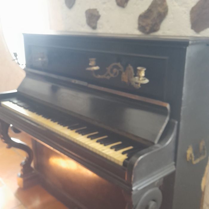 Piano - L. Baron Paris