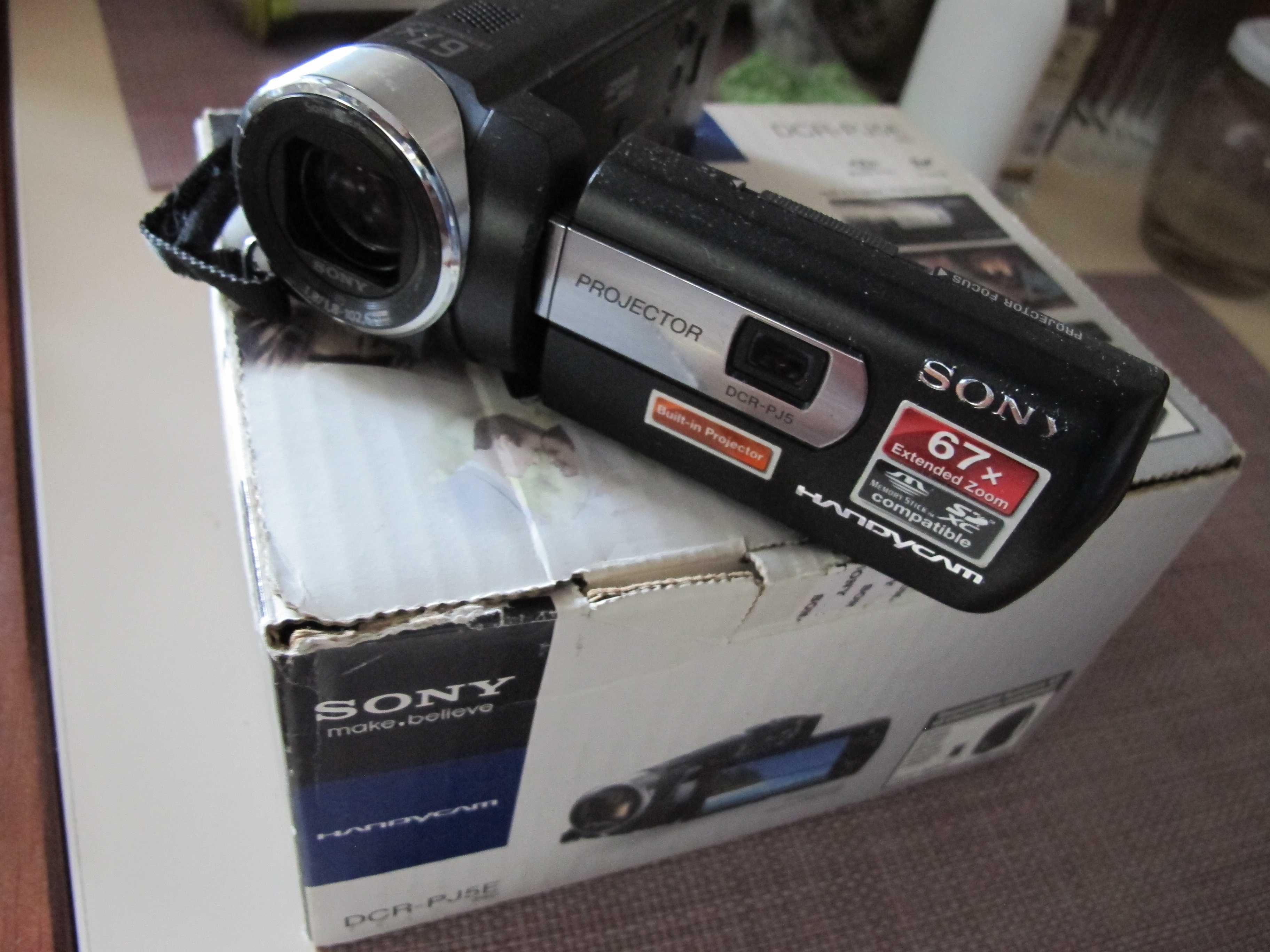 Sony  PJ5 - відеокамера FHD з проектором