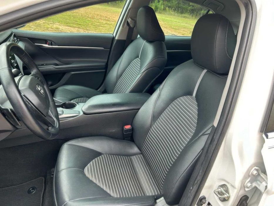 Toyota Camry SE      2020