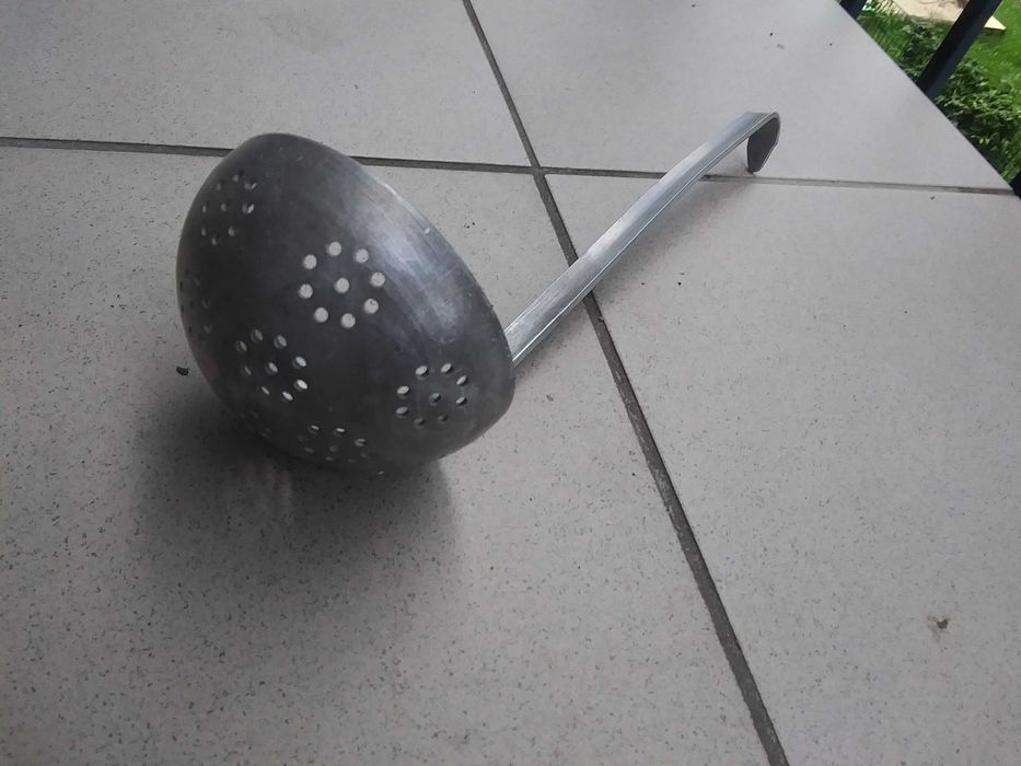 Aluminiowy cedzak sitko durszlak łyżka chochla stary przedmiot z prl