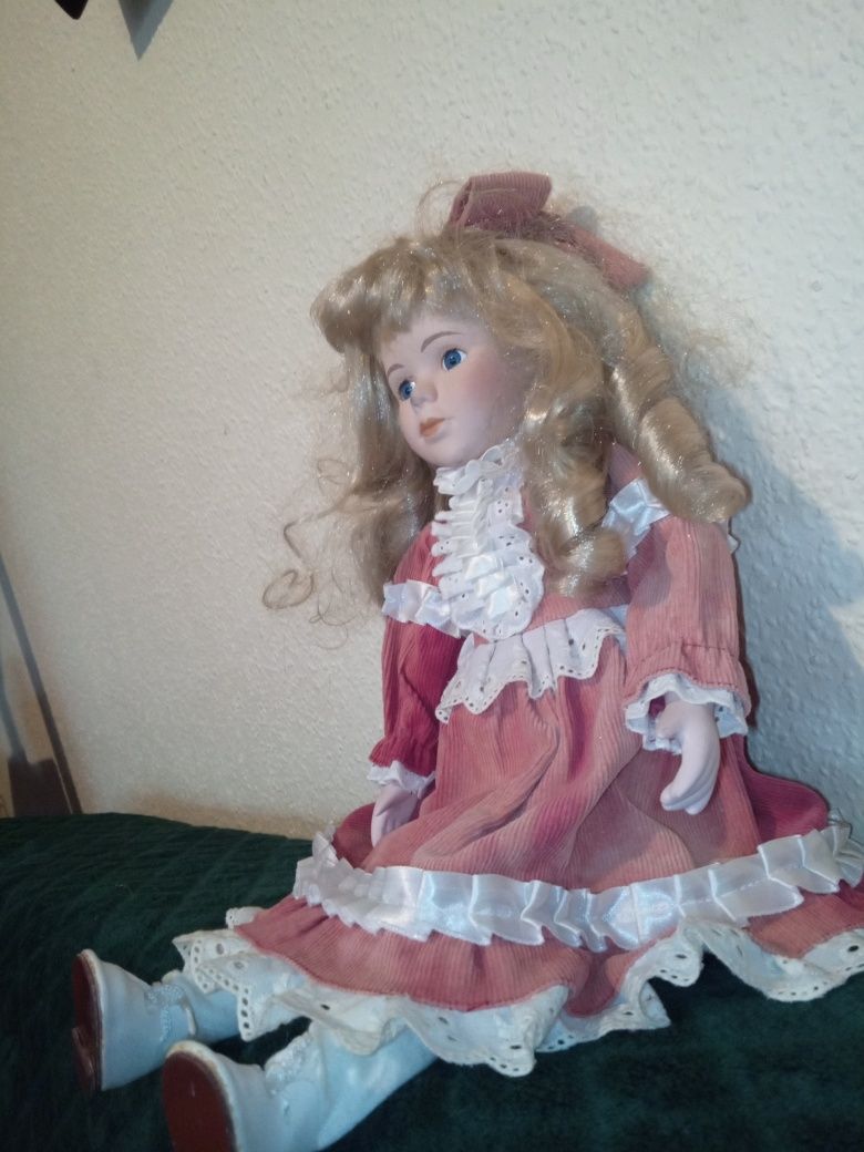 Elegancka lalka porcelanowa o wysokości 42 cm