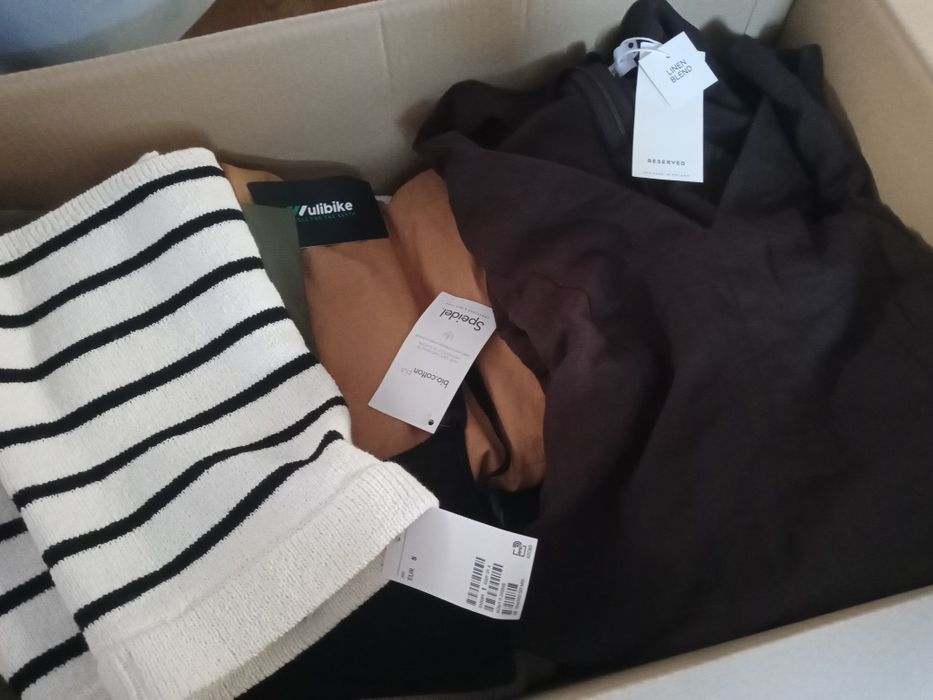 Wielkie pudełko ubrań nowych z metką i bez metki