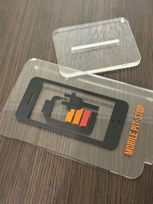 Акрилова підставка з інформацією про можливість зарядити телефон