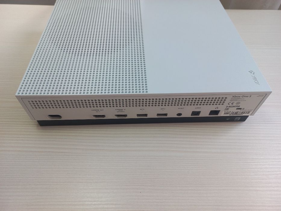 Xbox one S 1tb, 1 геймпад +гра в подарунок