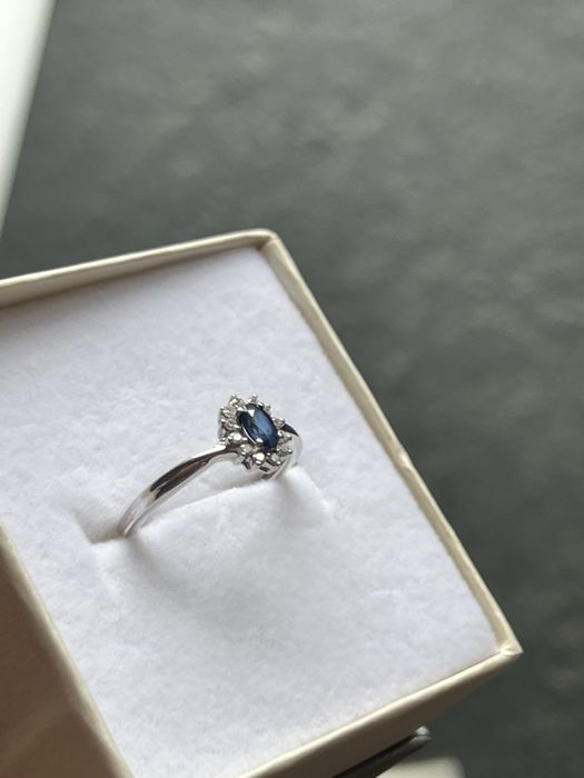Pierscionek 13 szafir w białym zlocie i diamentach Jubitom