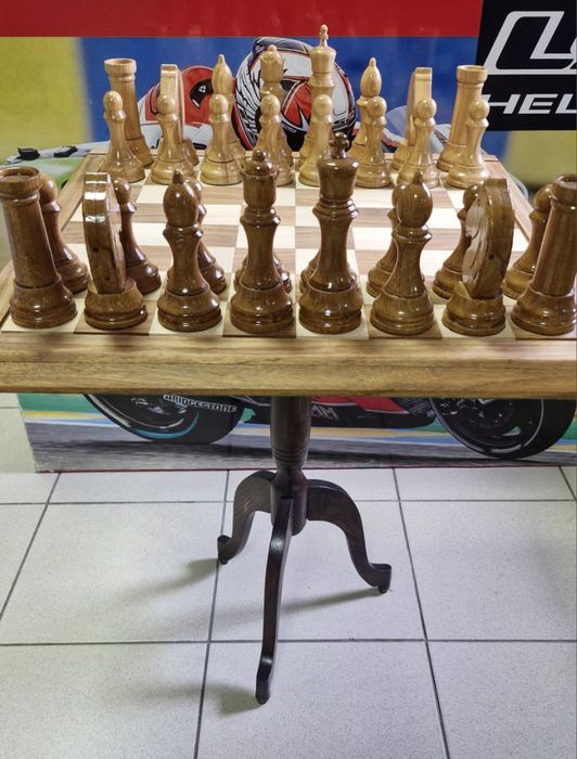 Шаховий стіл з фігурами (шахи, шахматы).