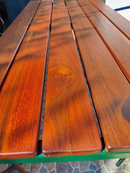 Vendo mesa de exterior com tampo em madeira e estrutura metálica