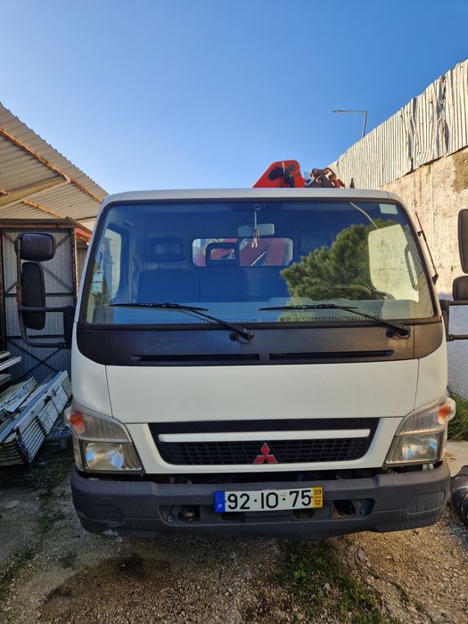 Mitsubishi fuso com grua