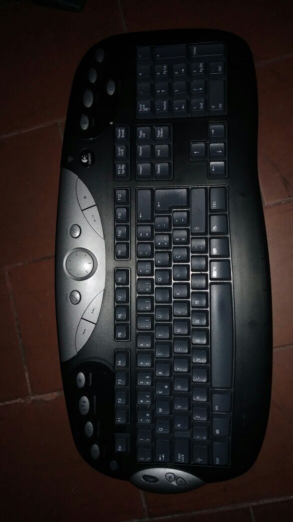 Dois teclados com várias funções.
