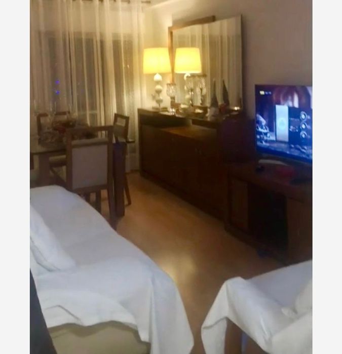 Sala completa em madeira de cerejeira - Mesa vidro, aparador, sofá e +