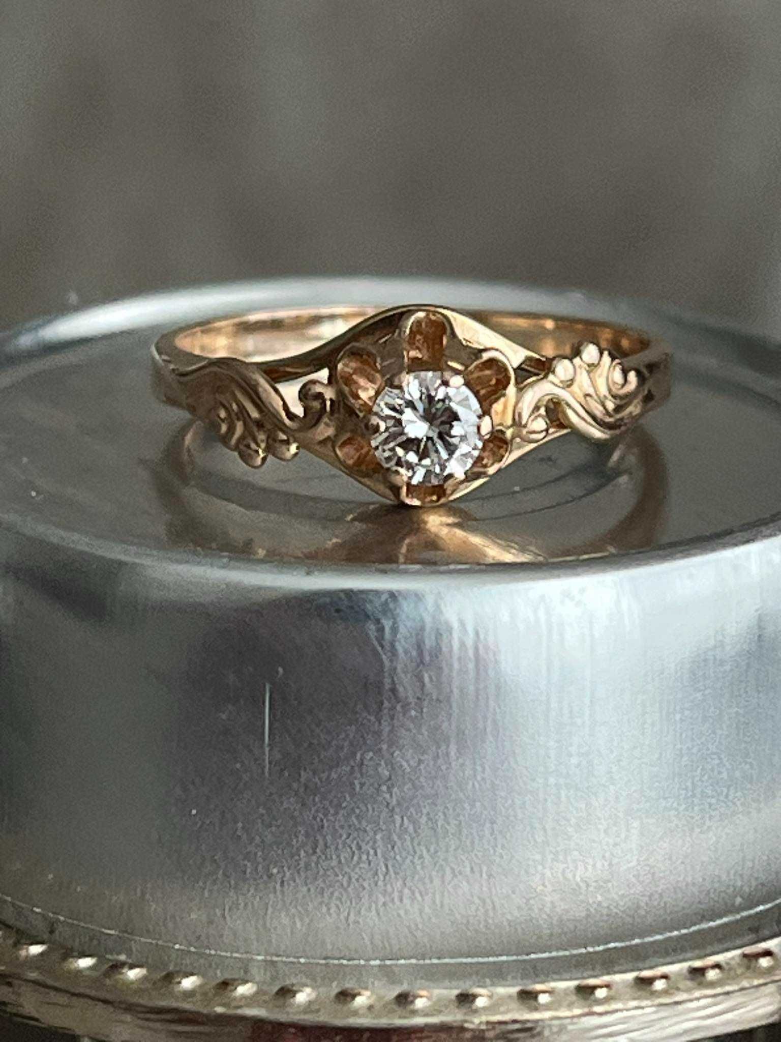 Золотое кольцо с бриллиантом 0.22 карат.
