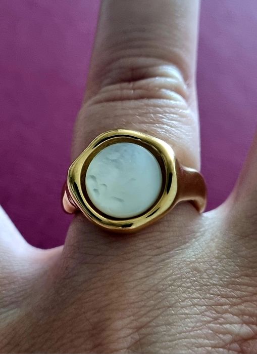 Anel dourado, em aço, com uma madrepérola redonda. T17/18