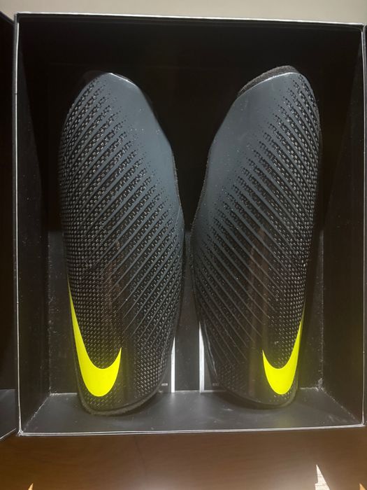 Caneleiras futebol Nike Carbonite