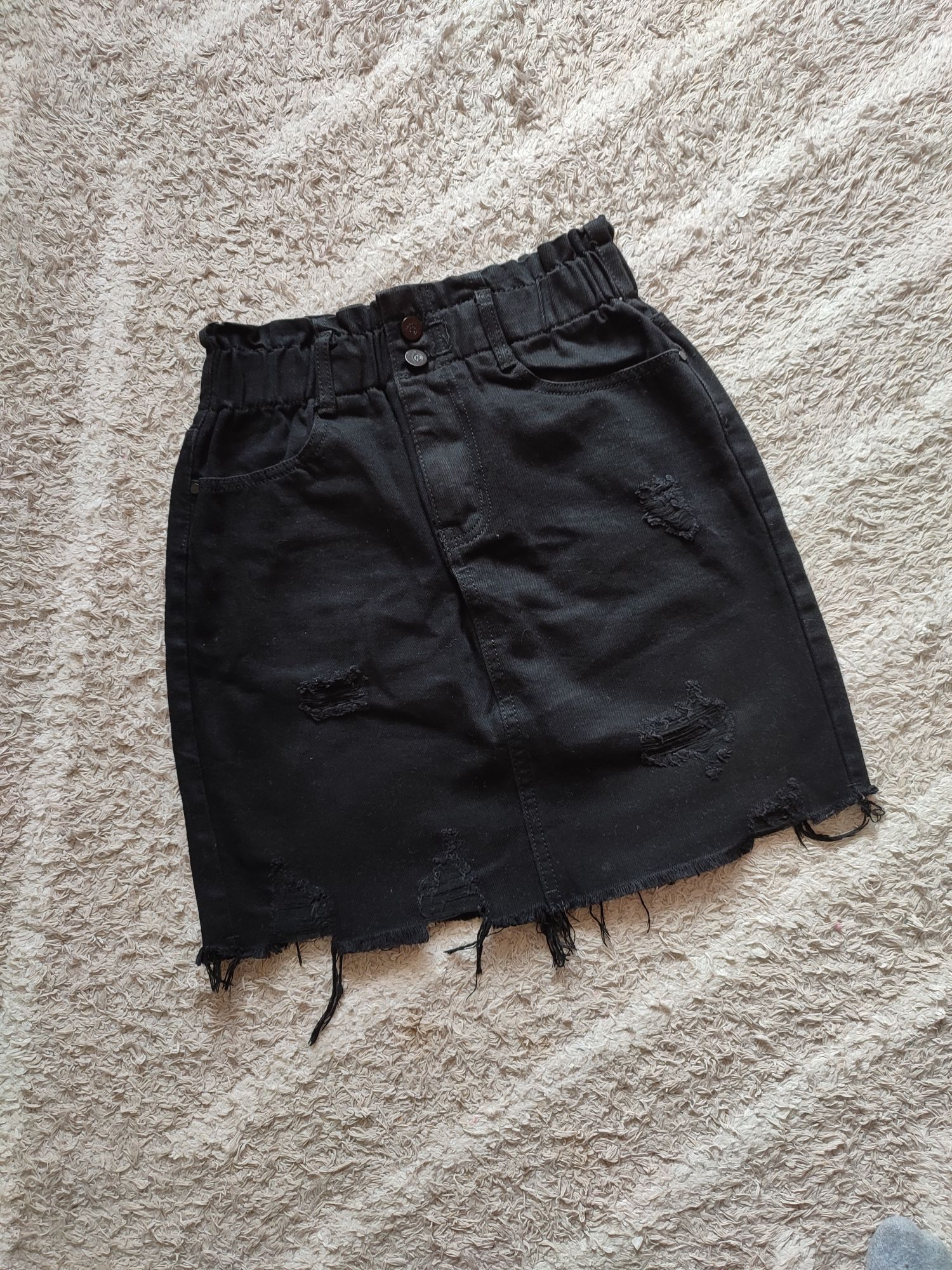 Чорна джинсова юбка , спідниця на резинці з необробленим низом,р.28