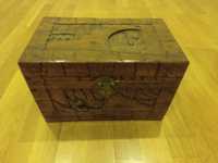 Caixa cofre de madeira trabalhada a mão  19x19x31
