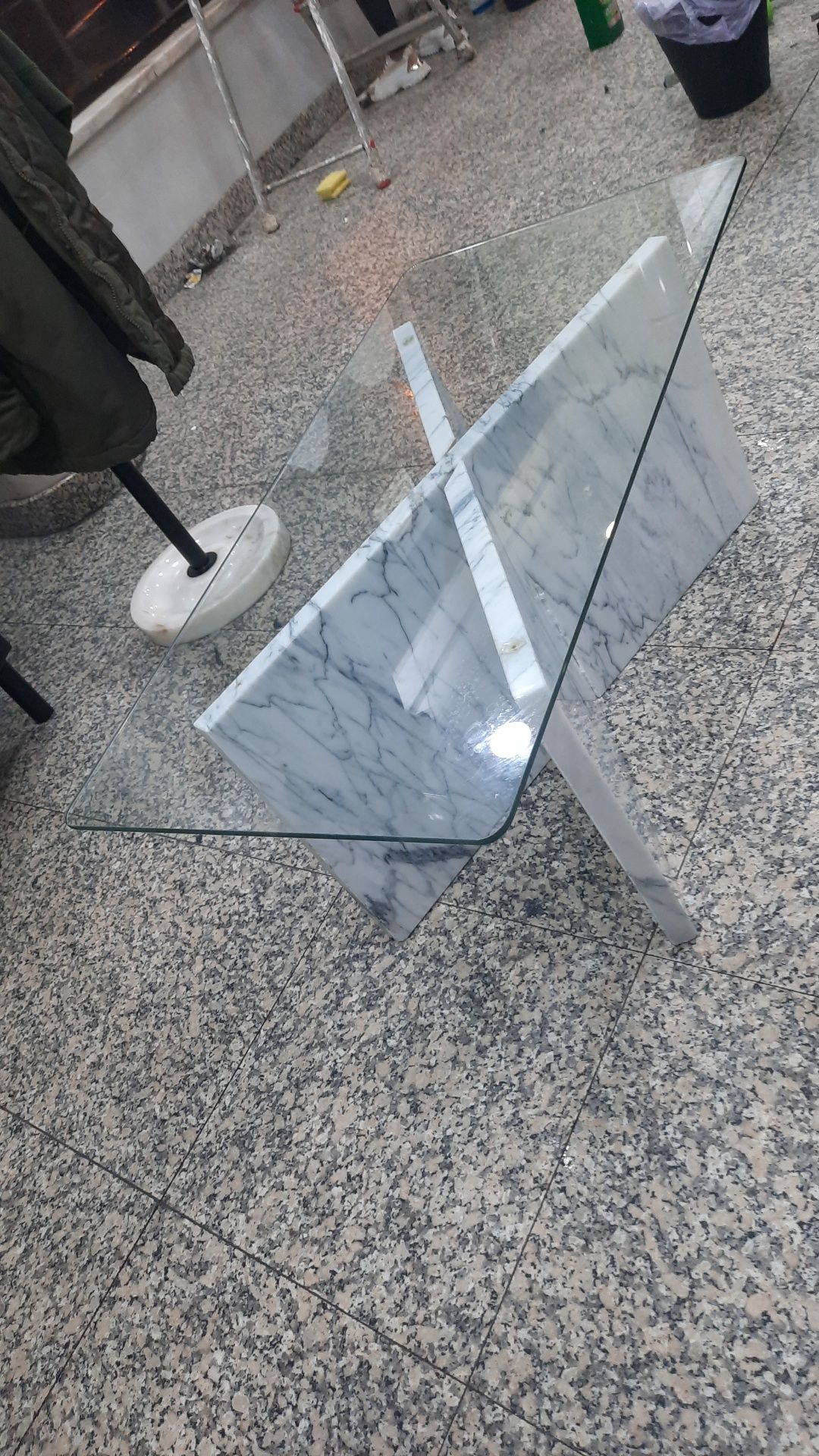 Mesa de marmore com vidro