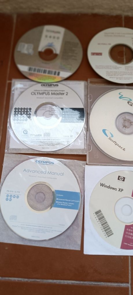 Vários CDs de softwares de programas e máquinas