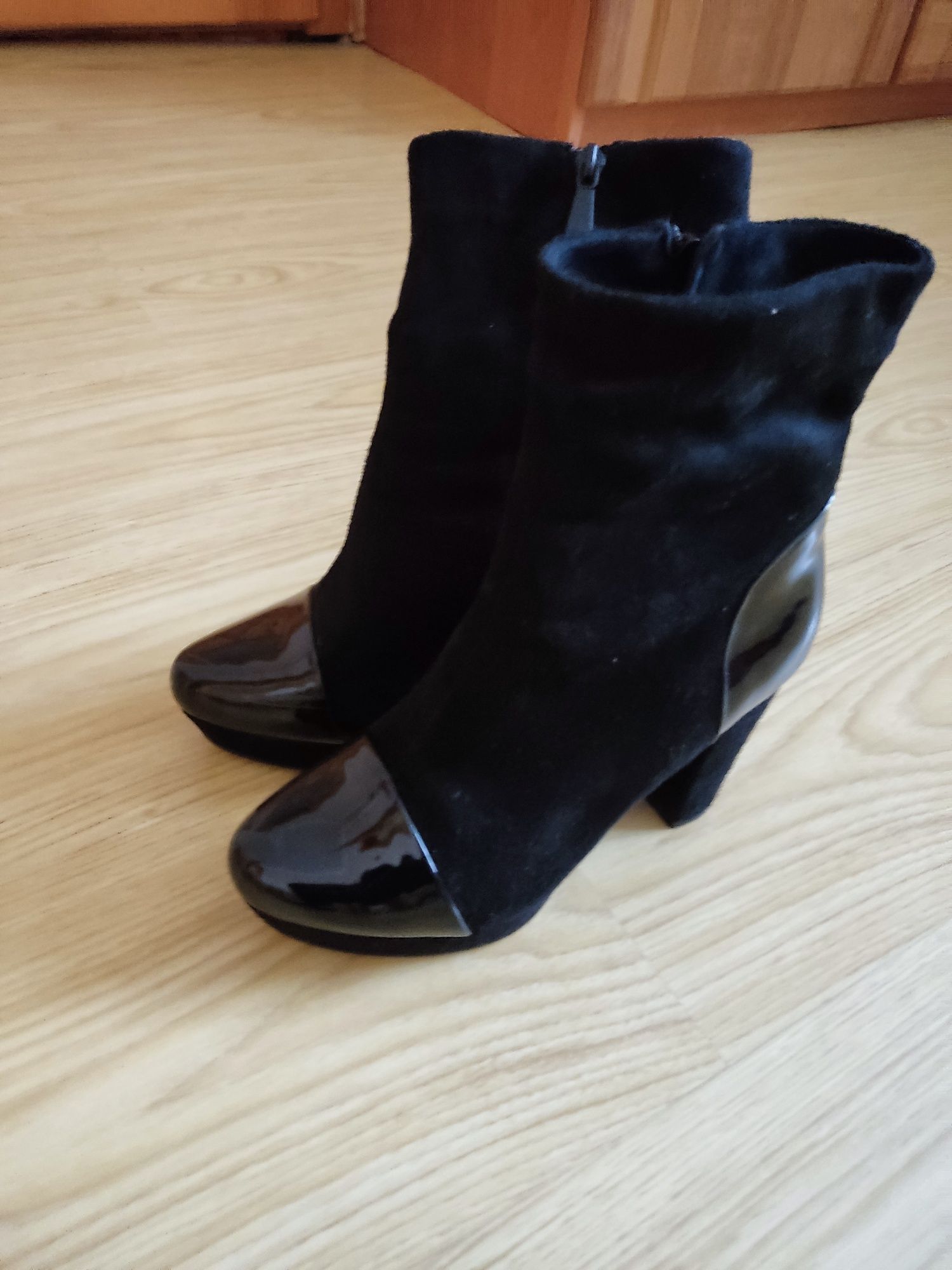 Чорні жіночі черевики на підборах
