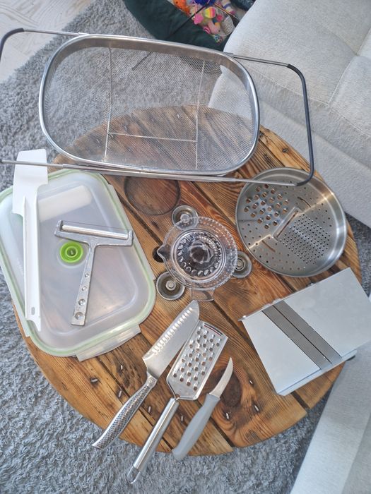 Zestaw akcesoria kuchenne sitko tarka noże  wyciskarką szatkownica