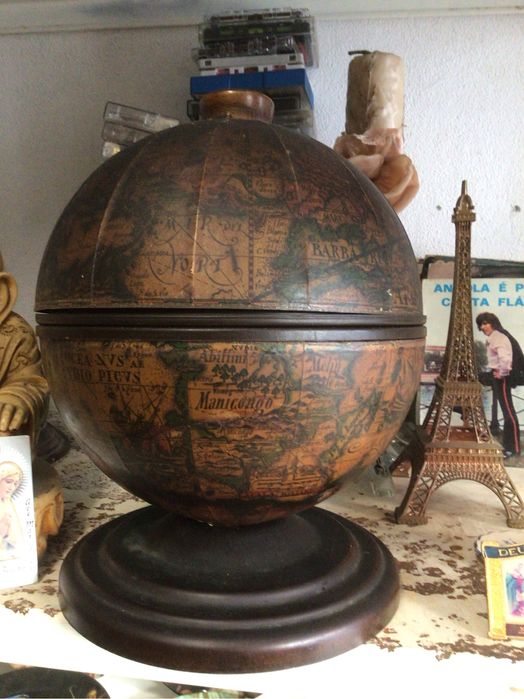 Globo porta gelo .peça muito bonita em bom estado bastante antigo.