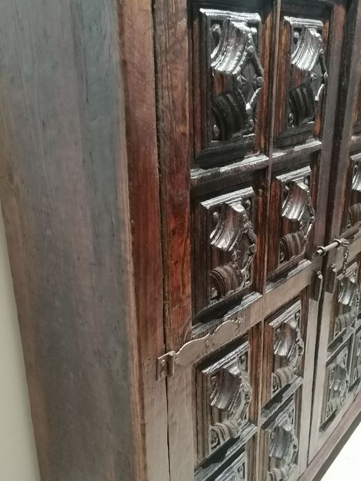 Armário madeira "estilo medieval"