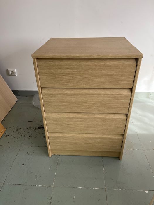 Móvel baixo de quarto em carvalho com 4 gavetas