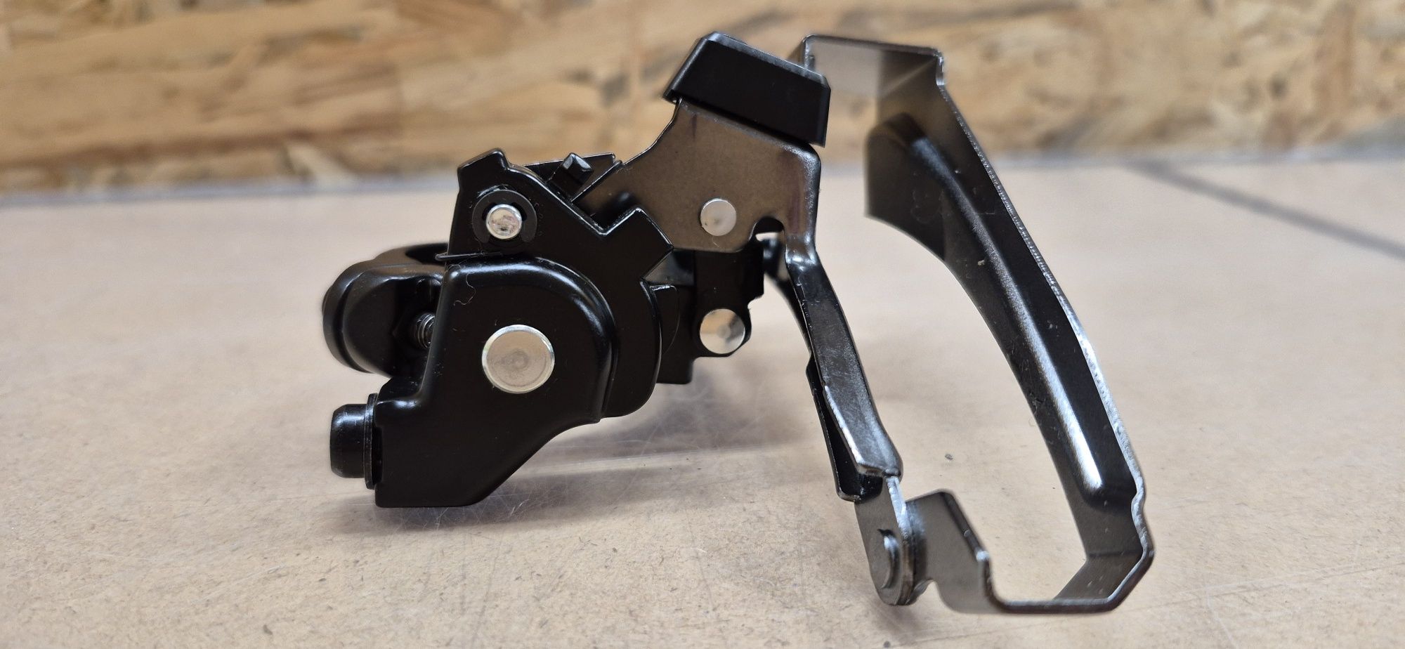 Nr1.  Przerzutka Shimano Cues FD-8010-L.