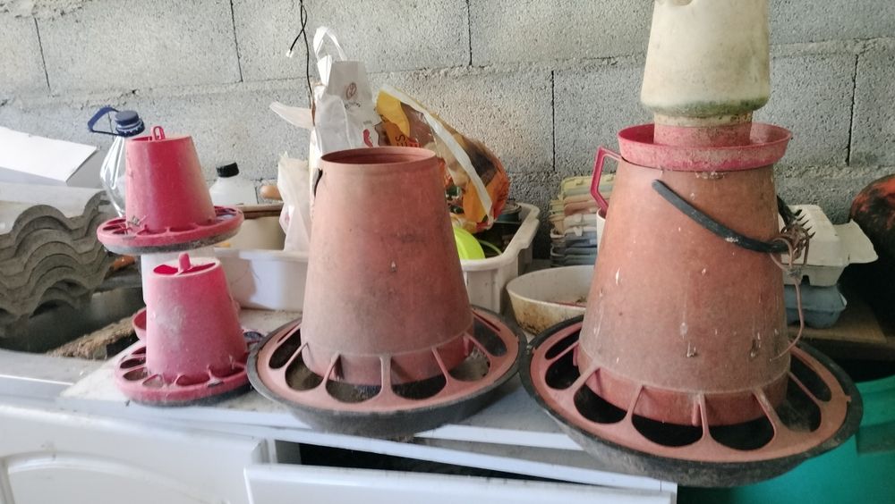 Vendo comedores e bebedouros para aves