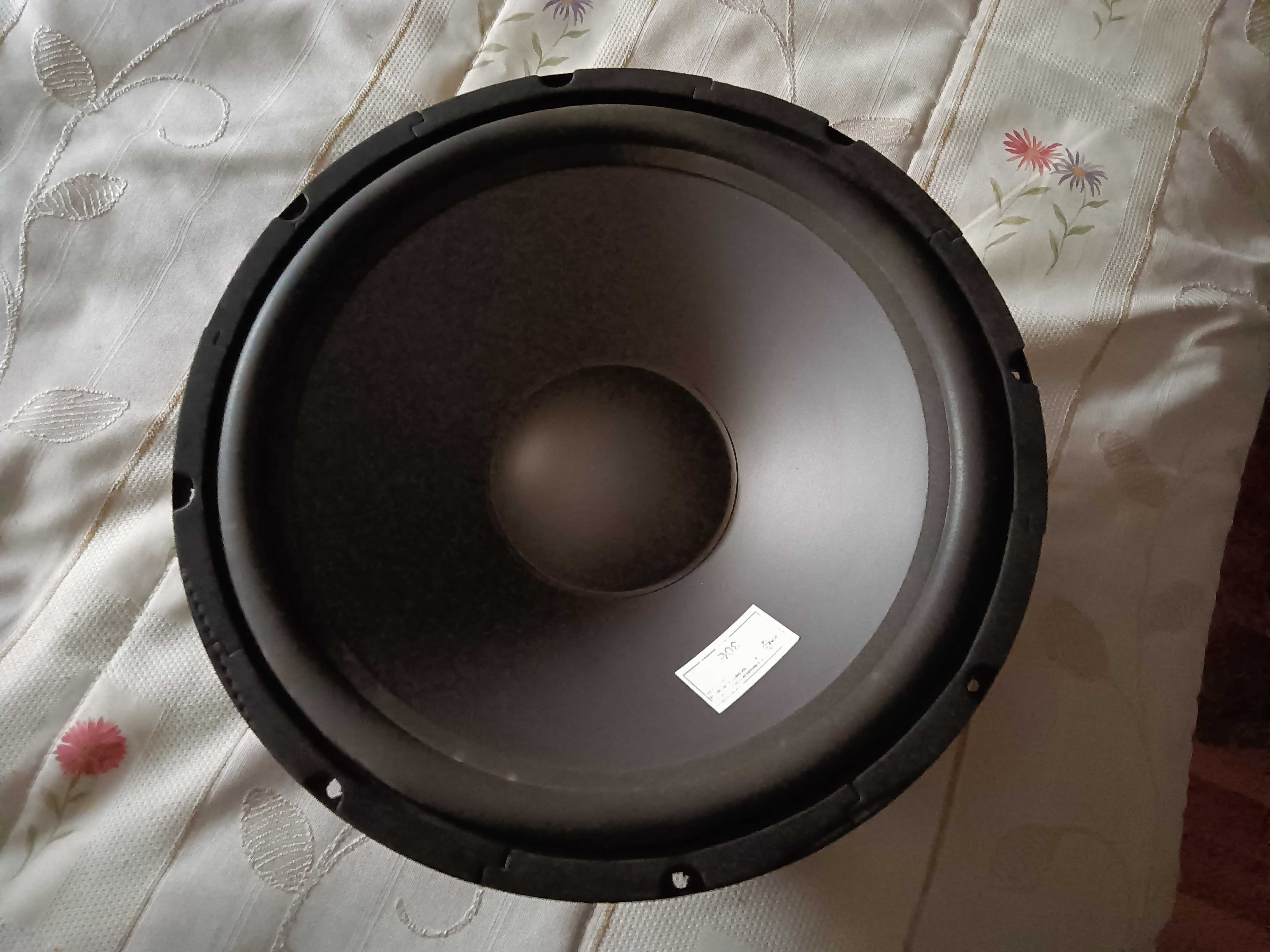 Subwoofer de 38cm de diâmetro.