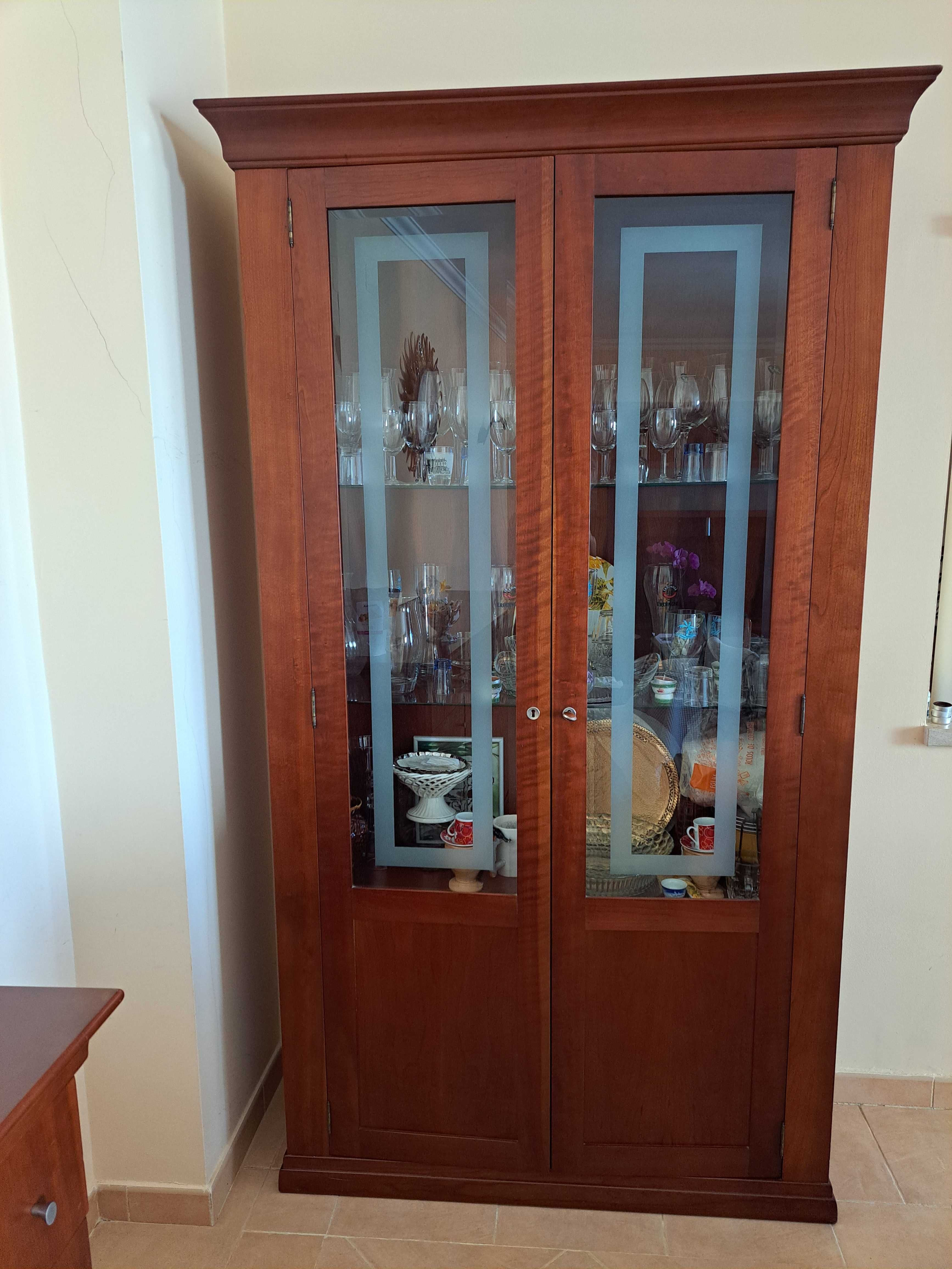 Moveis de sala de jantar. Madeira  maciça