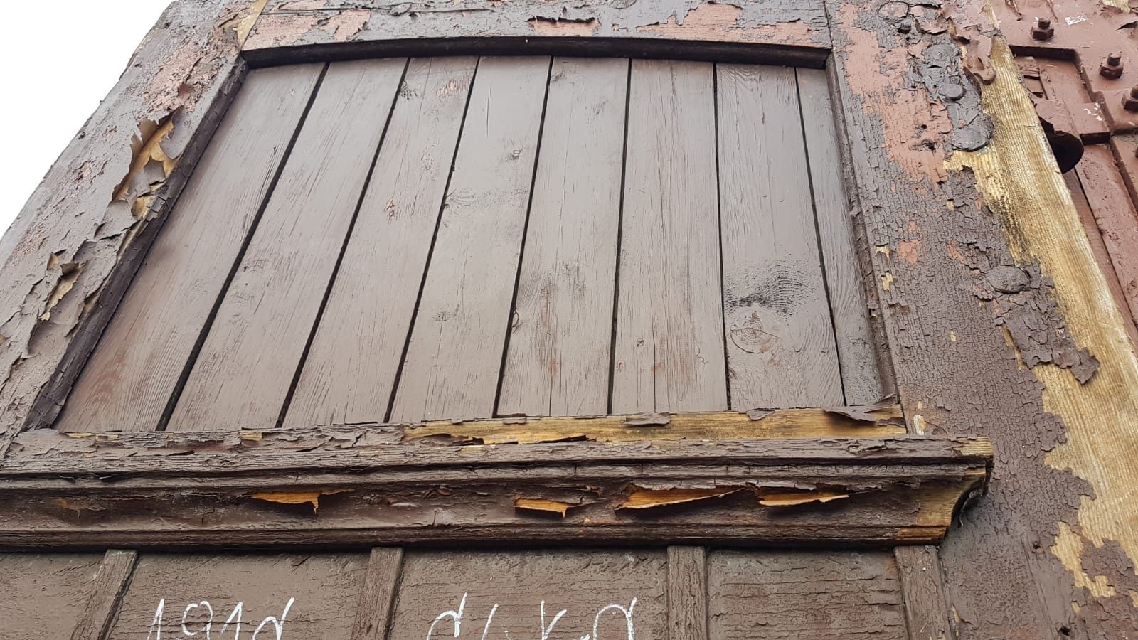 Stuletnie drzwi z drewna