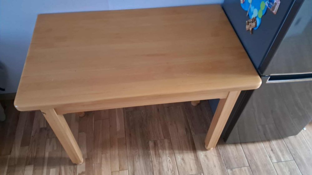 Drewniany sosnowy stół