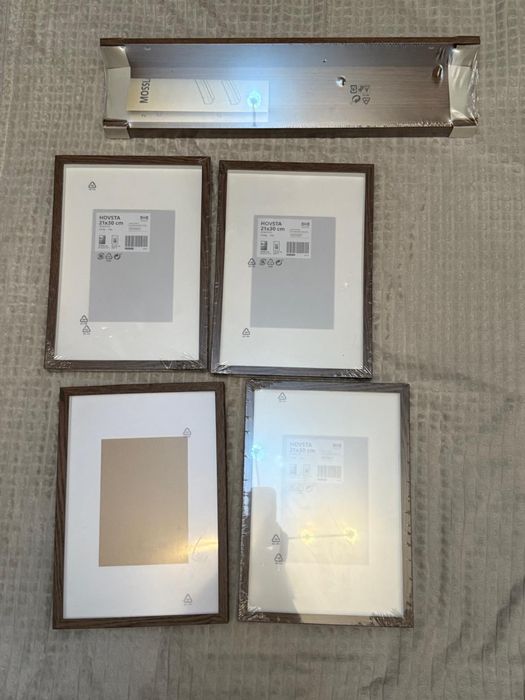 Ramki i półka firmy Ikea