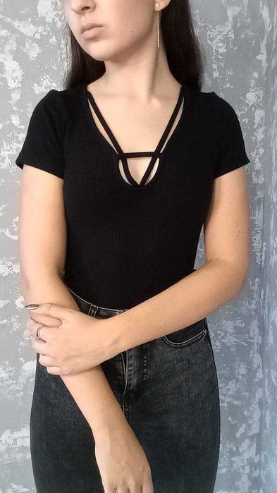 Чорна футболка з вирізом