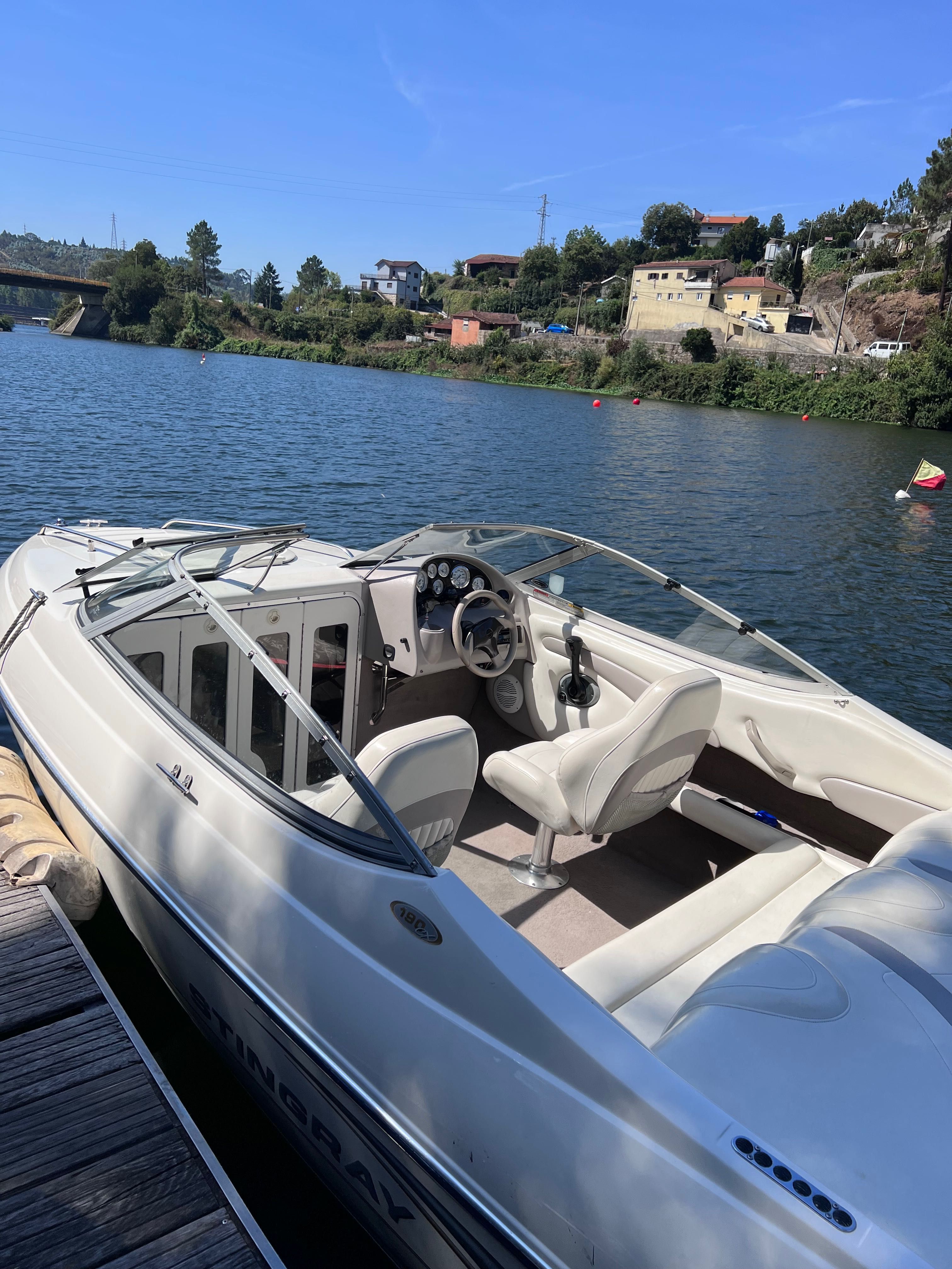 Barco lancha Stingray 190 Impecável com atrelado com IUC pago