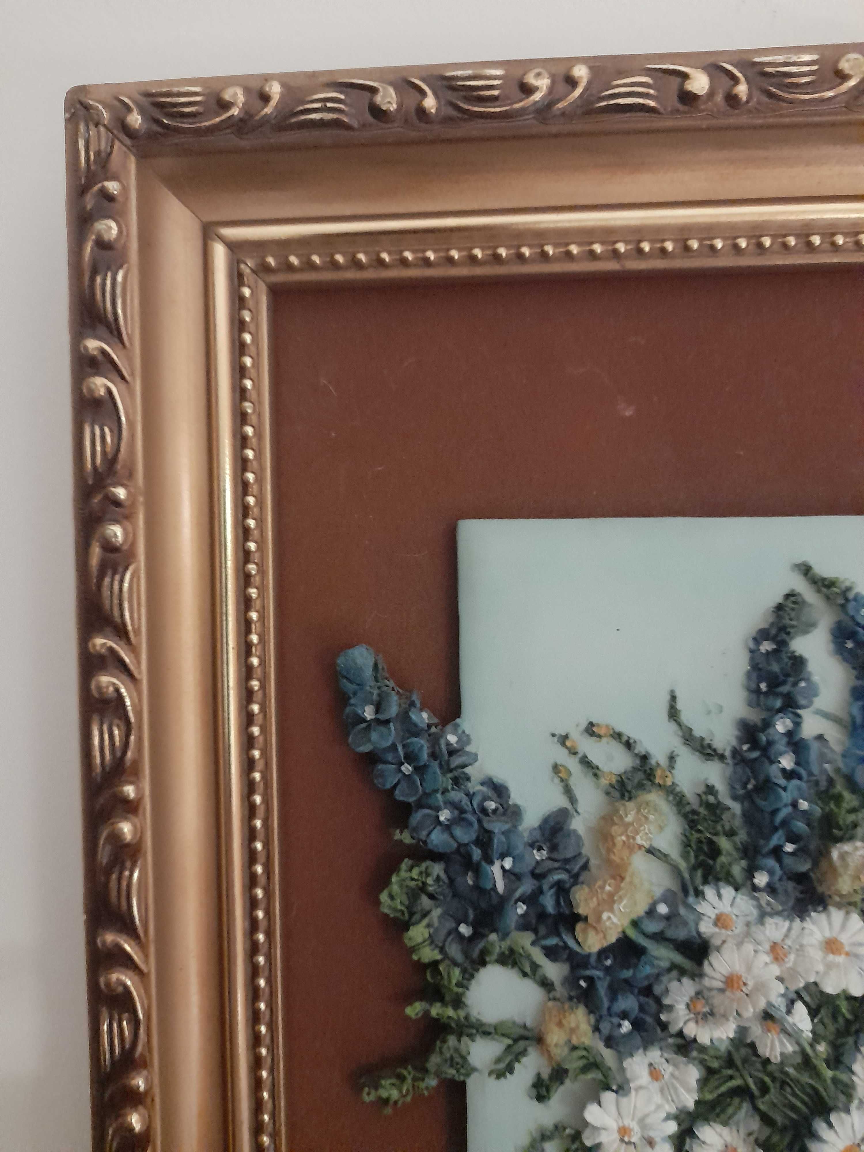 Quadro em relevo com moldura dourada
