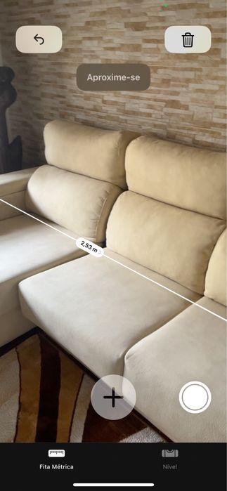 Sofá beje de tecido em ótimo estado