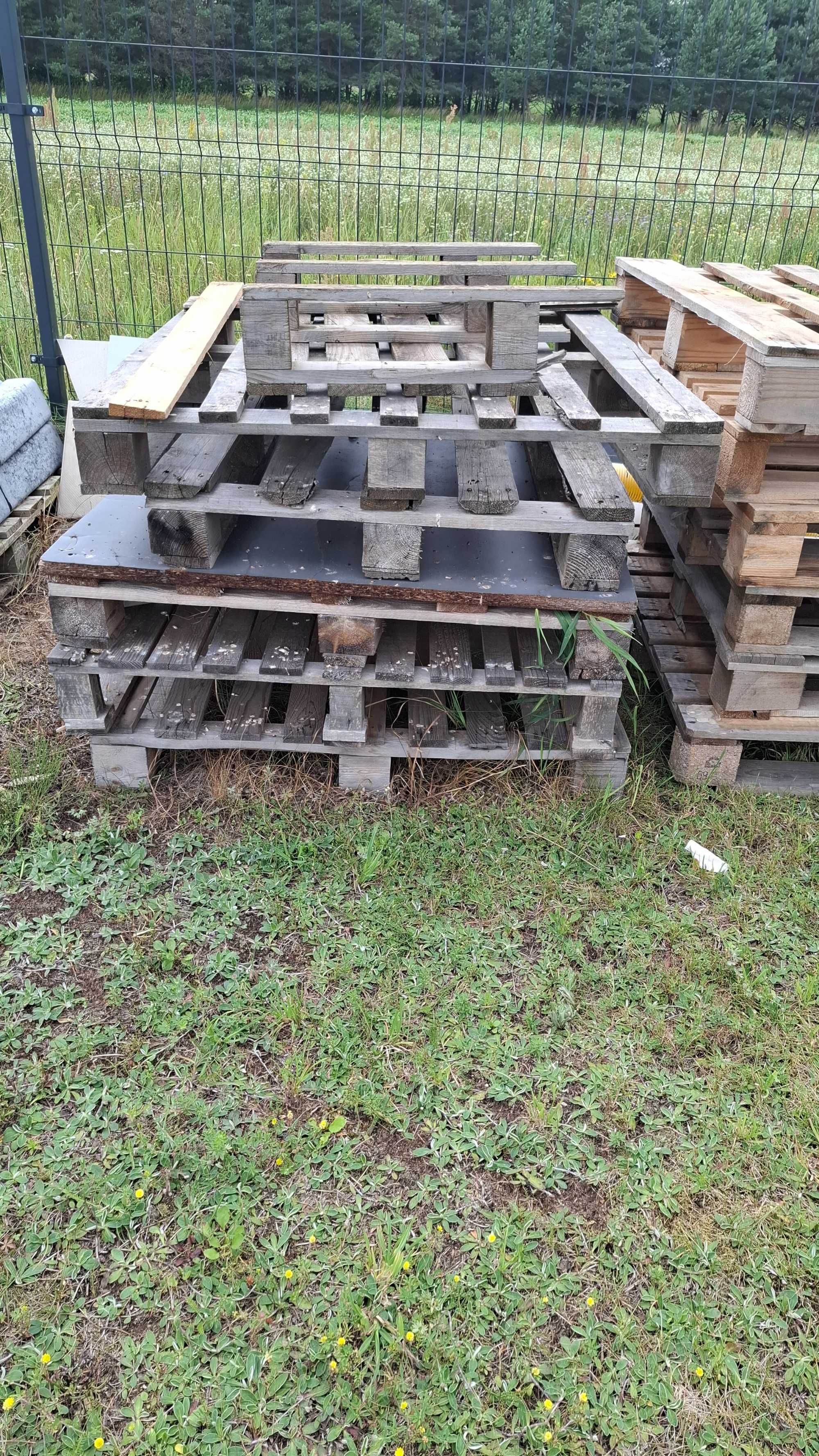 11 palet plus drewniany stół