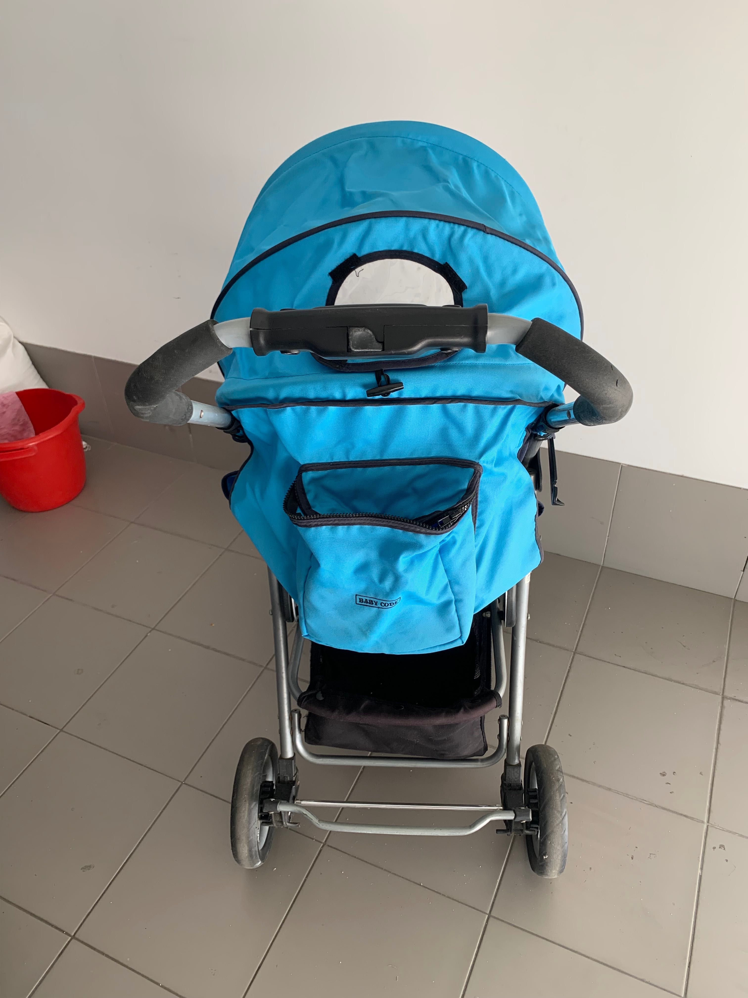 Carrinho de bebé com ovo usado
