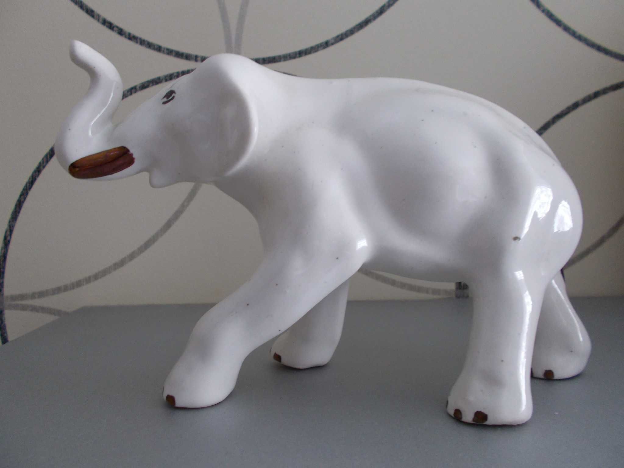 Słoń -figurka z porcelany z czasów PRL-u